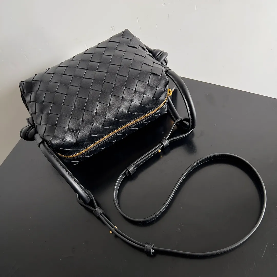 Batch 1360 BOTTEGA VENETA 2024 new loop is here! ! Many girls who like BV have owned the Loop bag. It has a simple appearance, classic weaving, and a compact and lightweight bag shape. This innovation continues the "camera bag" shape. Unlike the traditional Loop bag, which can only be worn as a crossbody bag, this innovation It can be carried by hand or cross-body, satisfying both the concave shape and daily needs. The oversized buckle can be folded and used as a handle. The sultry heat in summer ☀️ usually reduces people's desires. Having a lightweight bag will greatly enhance the happiness of traveling🫧 Style number: 796615 Size: 19*12*9cm